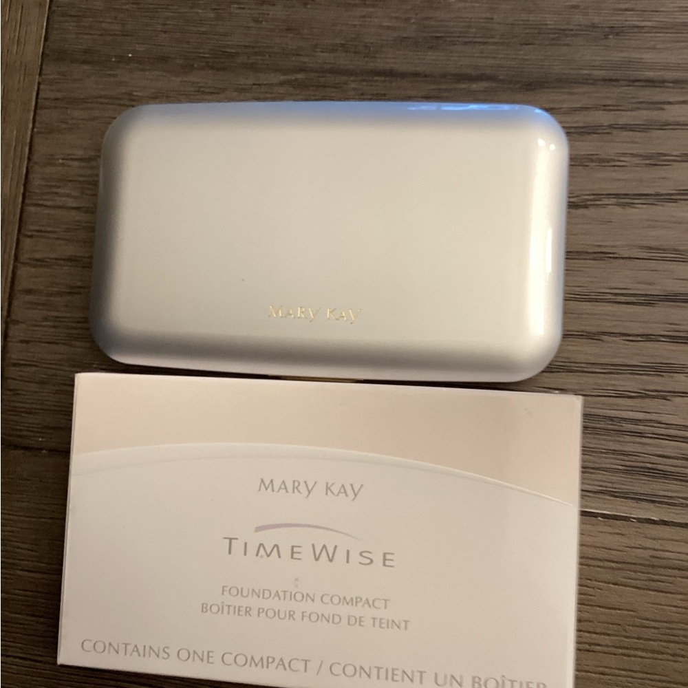 Mary Kay Pearl White TimeWise Compact with Gold Logo NIB